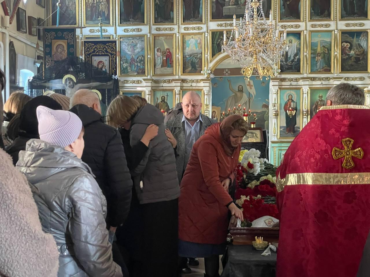 Фото «Плачут навзрыд». Под Новосибирском сотни людей пришли на похороны таинственно погибшего 14-летнего подростка 3